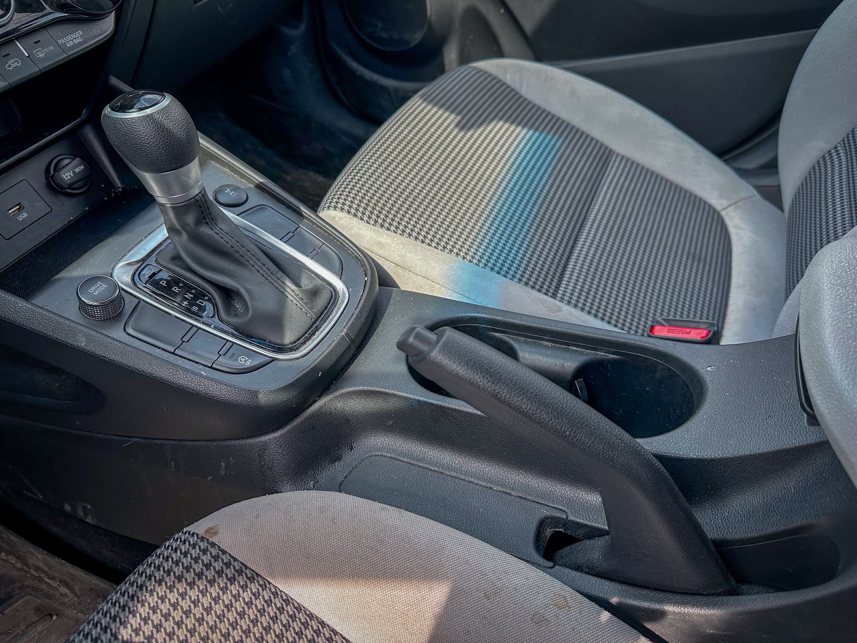 A photo of the Hyundai Kona parking brake lever, located in the center console